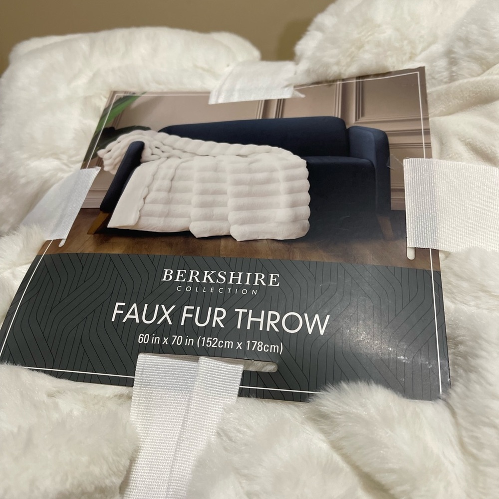- Berkshire Faux Fur Throw - Picture 2 of 8